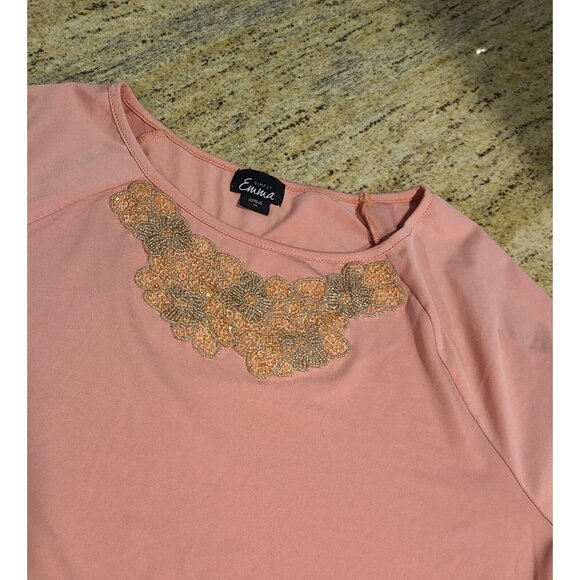 Simply Emma Size 1X Sharkbite Hem 3/4 Sleeve Beaded Embellished Neck Top Pink - Picture 8 of 15